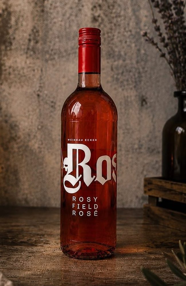 Weinflasche Rosy Field Rosé bei Kerzenlicht