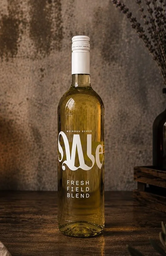 Flasche Fresh Field Blend, halbtrockener Weißwein von Weinbau Ecker aus Sooß