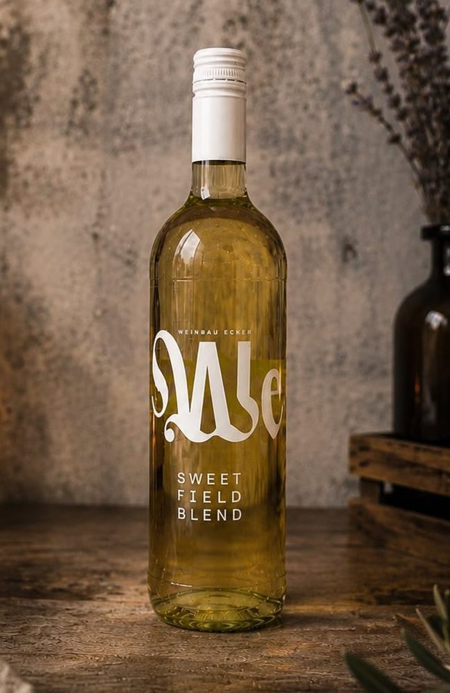 Weinflasche Sweet Field Blend bei Kerzenlicht